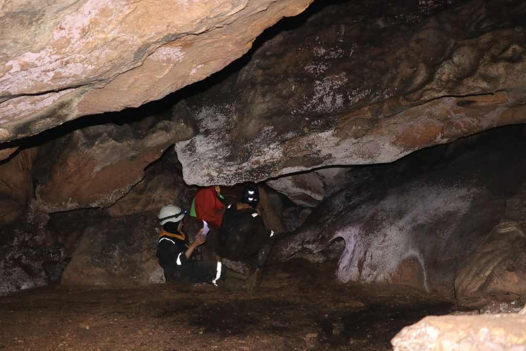 Tim melakukan pemataan gua. Foto: Dokuntasi Dewadaru